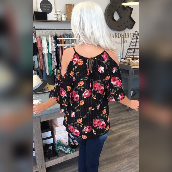 LAST 1! 💕Tiered Ruffle Cold Shoulder Top! - Picture 5 of 5